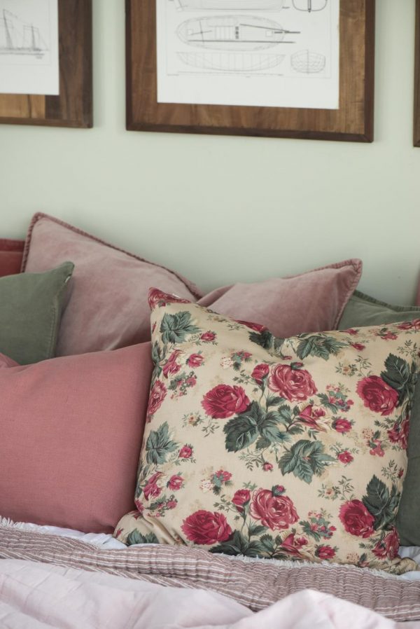 vintage ruusu tyynynpäällinen sängyllä