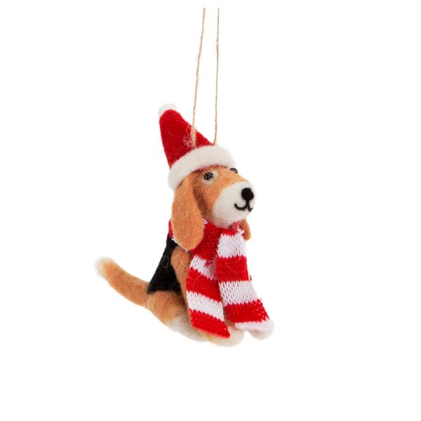 istuva koiranpentu tonttulakki ja kaulahuivi päällä joulukuusenkoriste