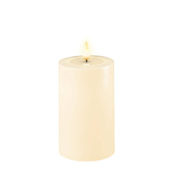 Kaunis aidon näköinen kermanvalkoinen led-kynttilä. Kynttilän sävy on kaunis. Se sopii yhteen monien värien kanssa, eikä taita liikaa keltaiseen.